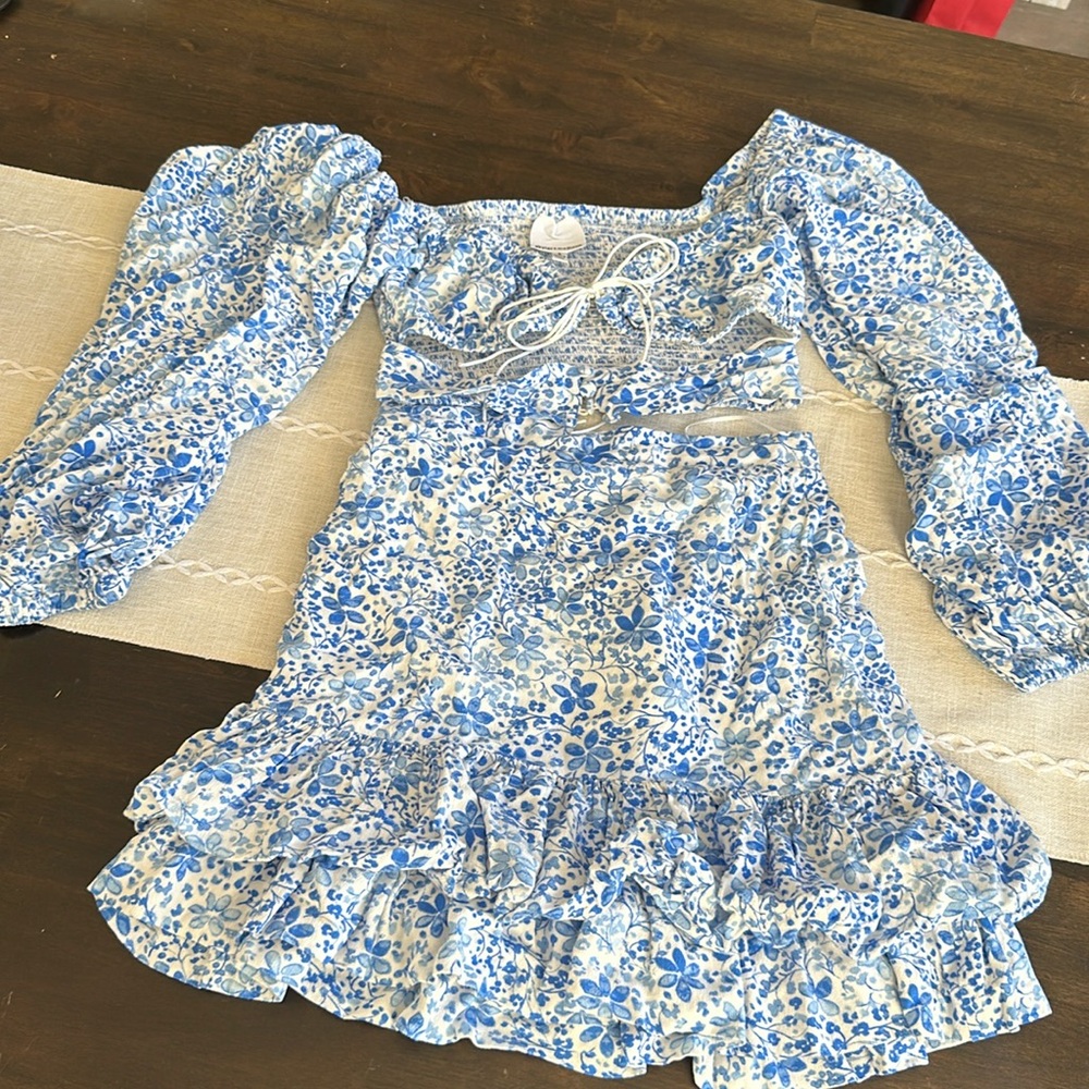 Woman’s 2 Piece Floral Outfit- Great Condition